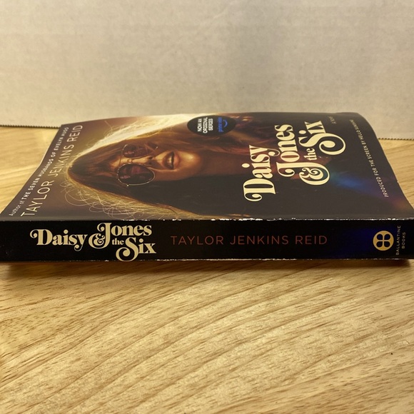 Daisy Jones & The Six A Novel Book By Taylor Jenkins Reid Used - Picture 3 of 5